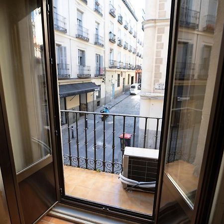 Hostal Los Perales Madrid Exterior foto A French window