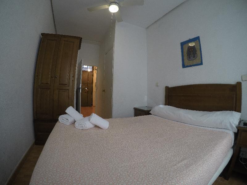 Hostal Los Perales Madrid Exterior foto A bedroom in a hotel