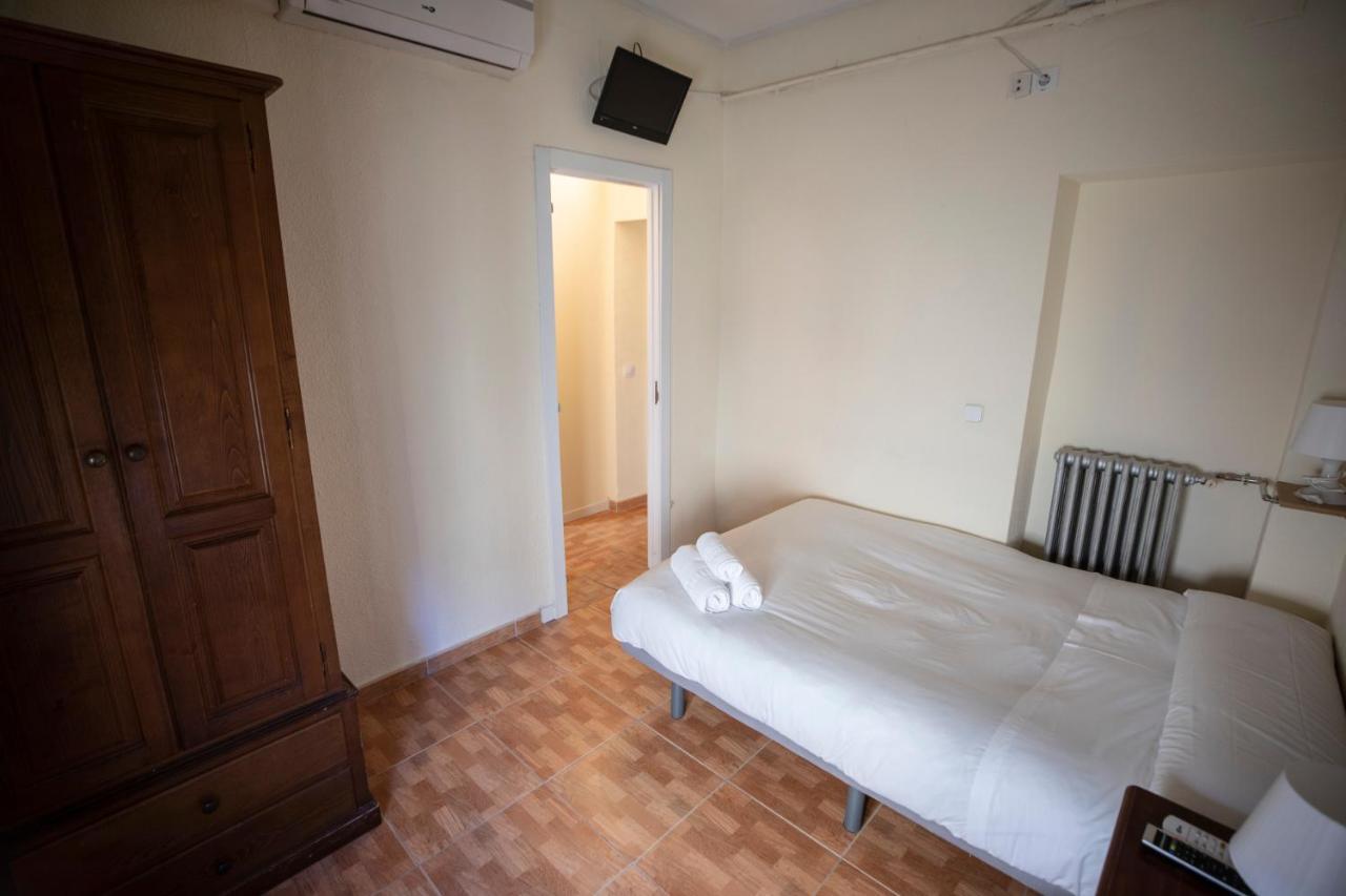 Hostal Los Perales Madrid Exterior foto A room at the hostel