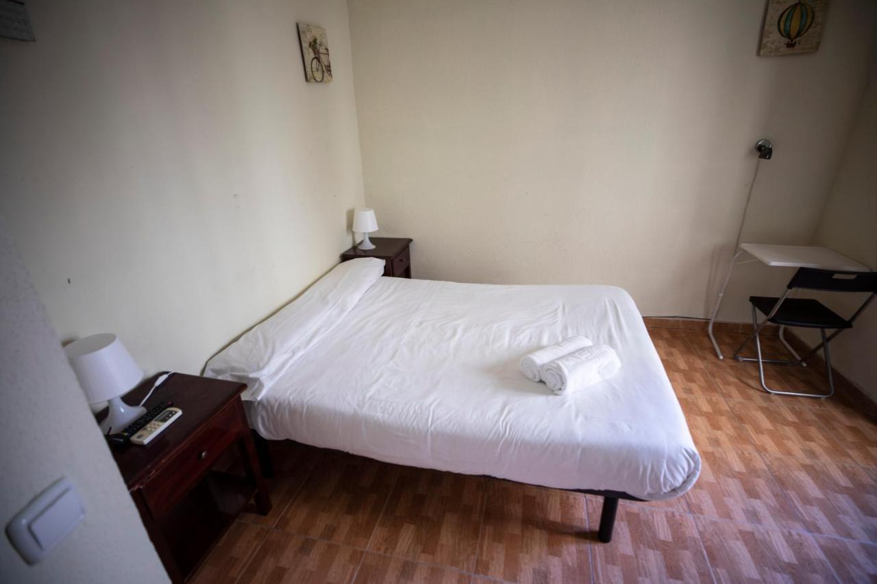 Hostal Los Perales Madrid Exterior foto A room at the hotel