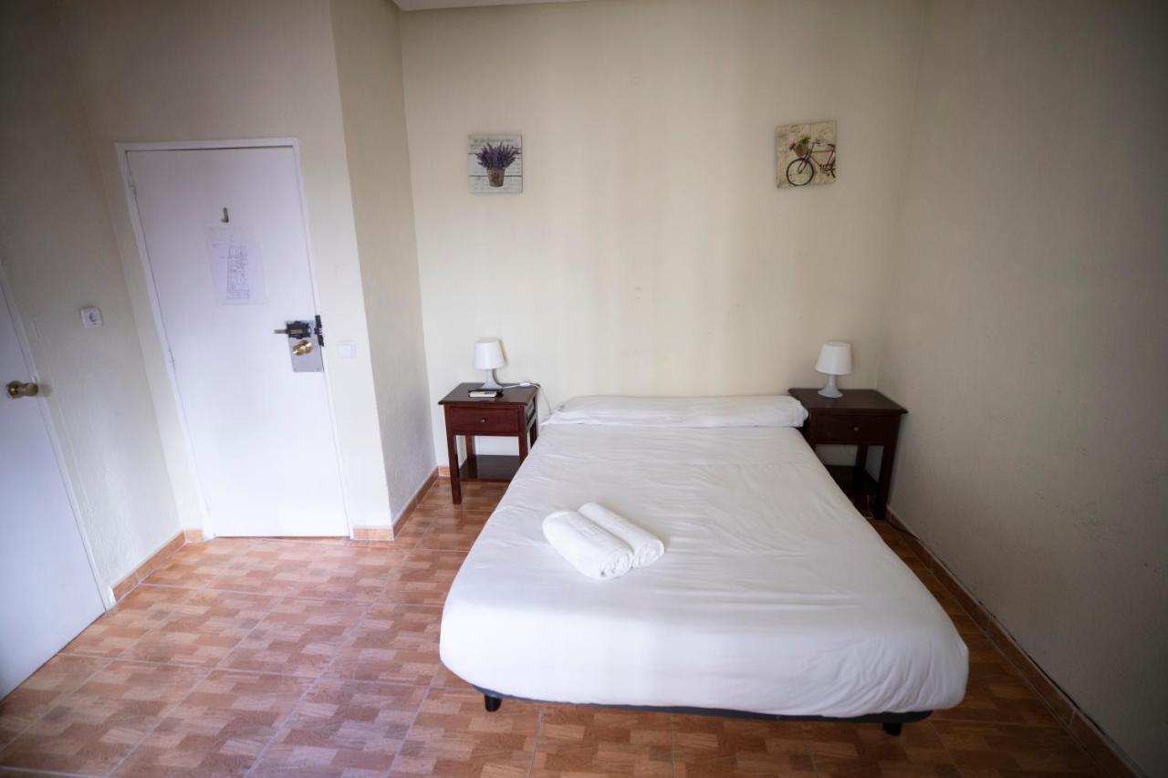 Hostal Los Perales Madrid Exterior foto A room at the hostel