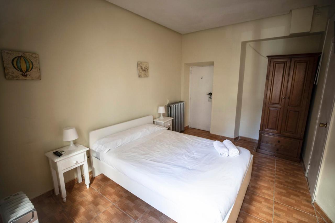 Hostal Los Perales Madrid Exterior foto A room at the hotel