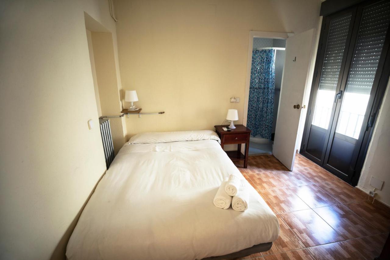 Hostal Los Perales Madrid Exterior foto A single room in a hotel
