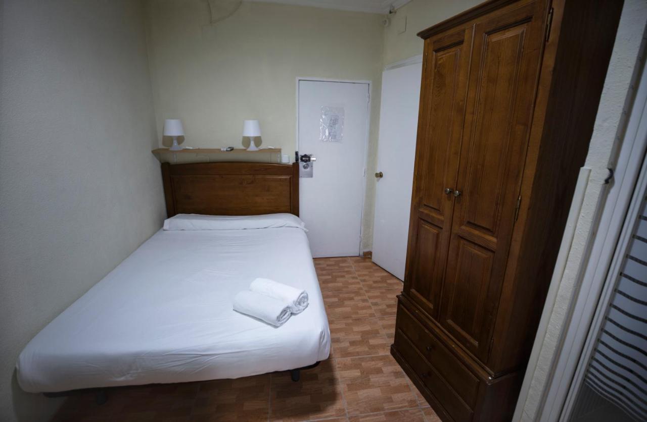 Hostal Los Perales Madrid Exterior foto A room at the hotel