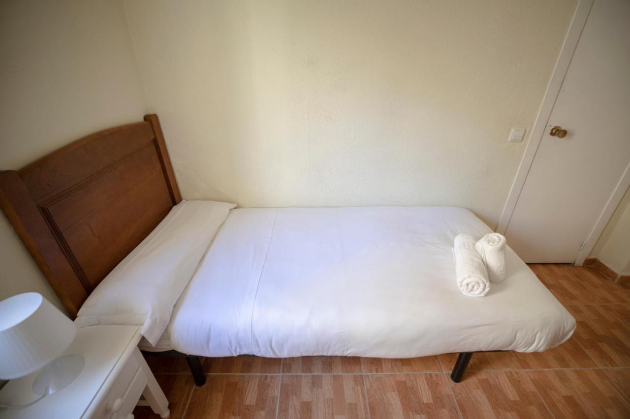 Hostal Los Perales Madrid Exterior foto A single bed