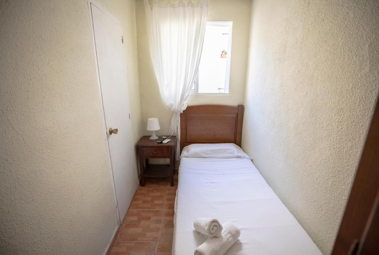 Hostal Los Perales Madrid Exterior foto A single room