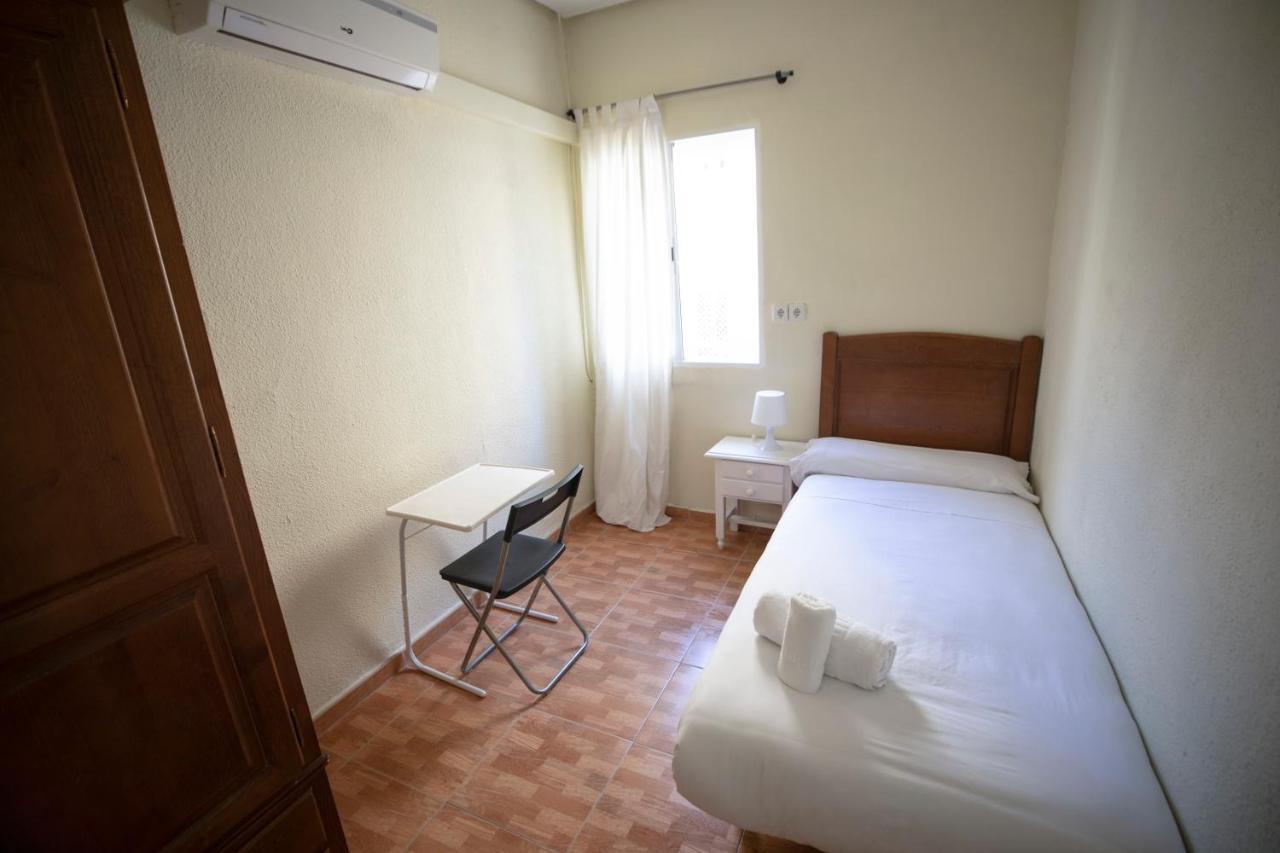Hostal Los Perales Madrid Exterior foto A single room at a hostel in Spain