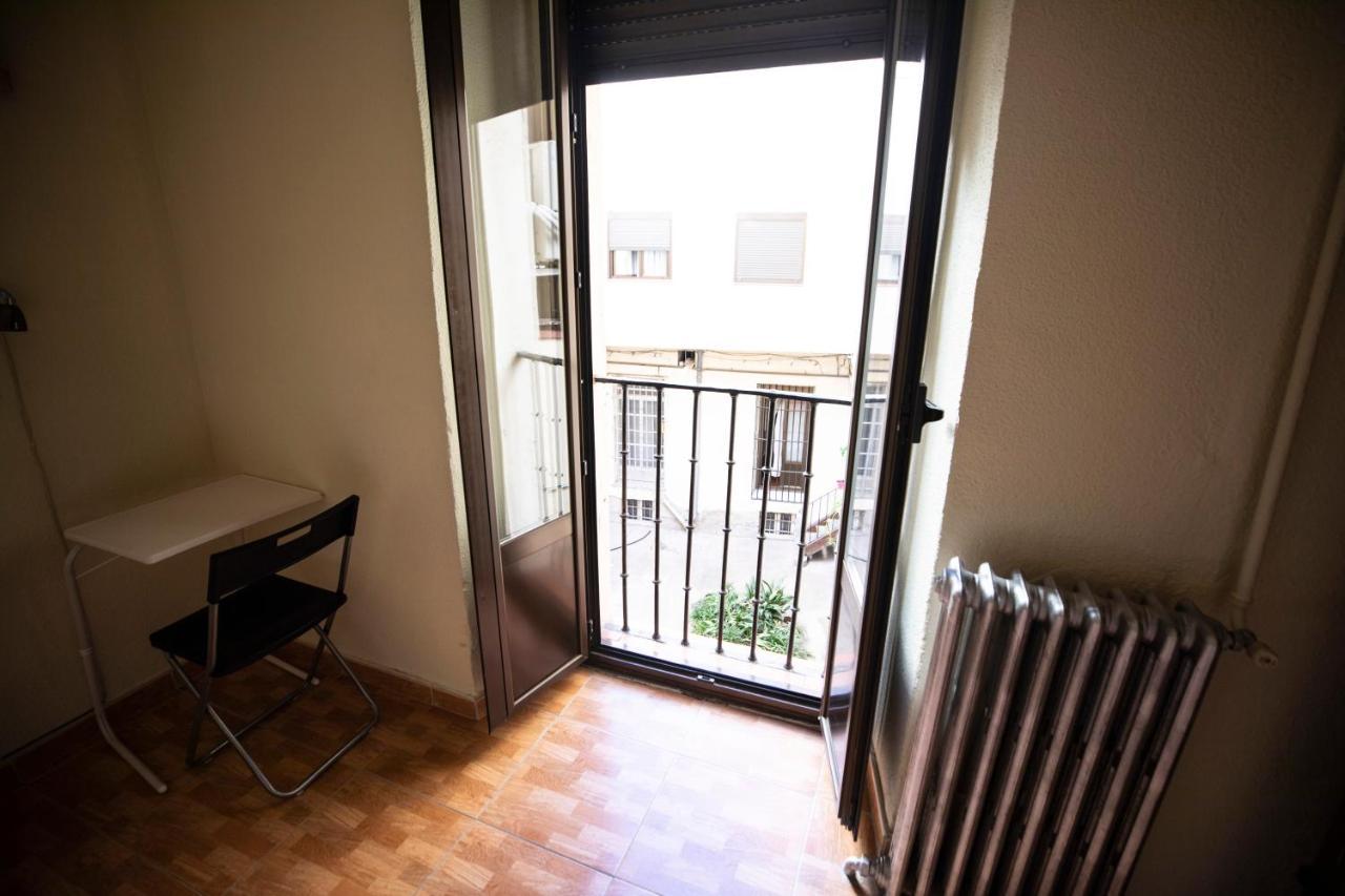 Hostal Los Perales Madrid Exterior foto A French door