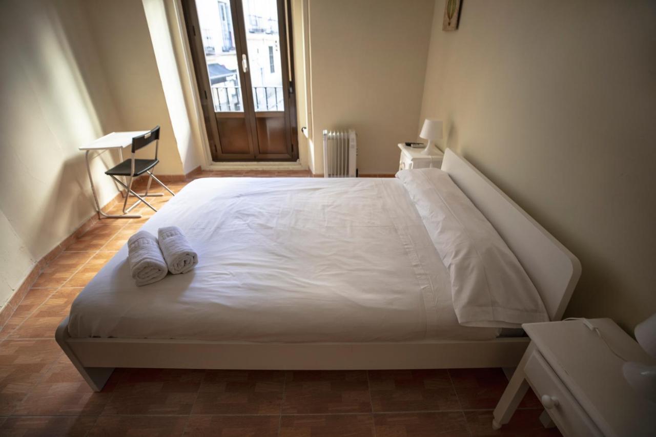 Hostal Los Perales Madrid Exterior foto A bedroom