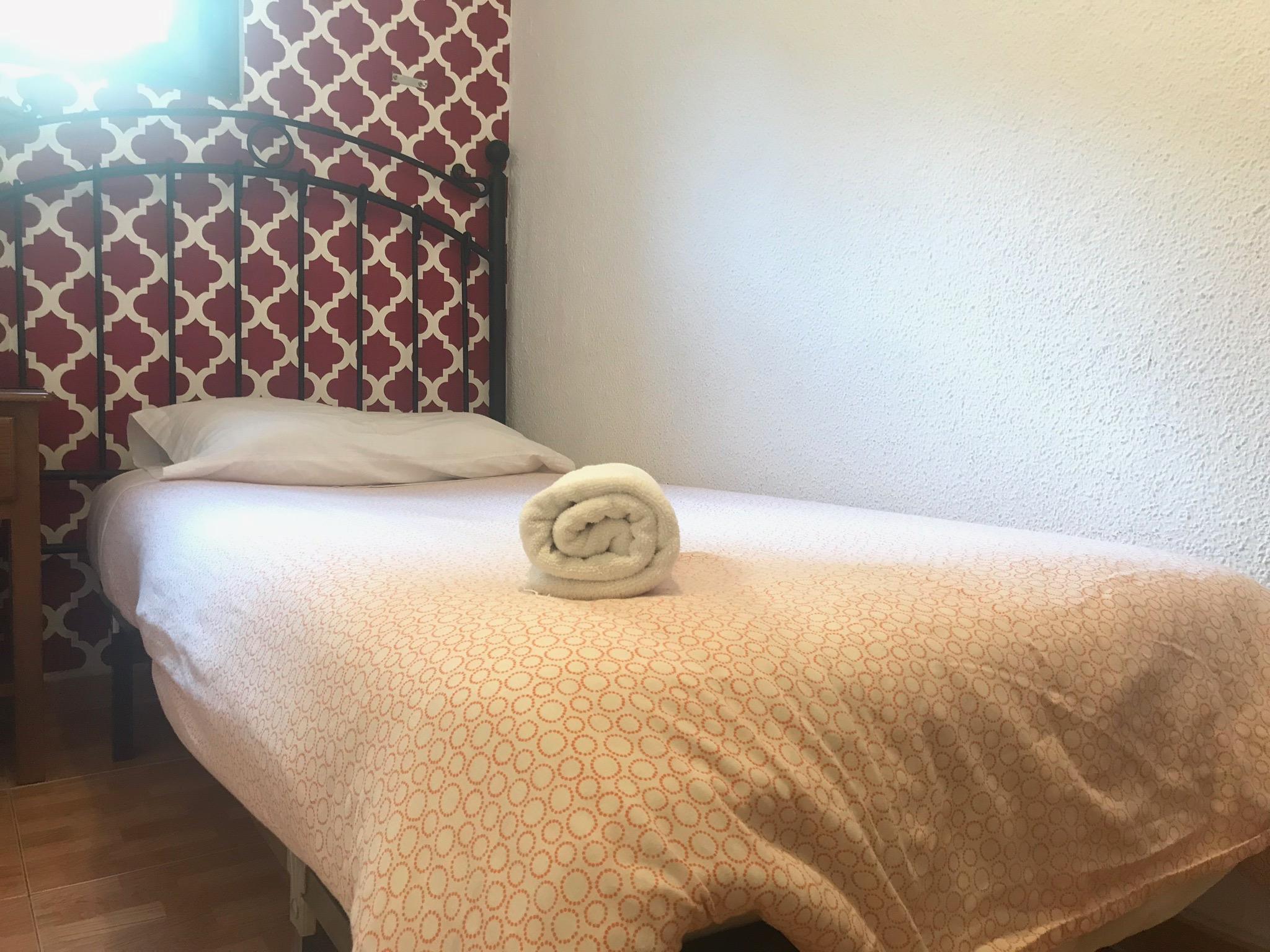 Hostal Los Perales Madrid Exterior foto A bed with a rolled towel