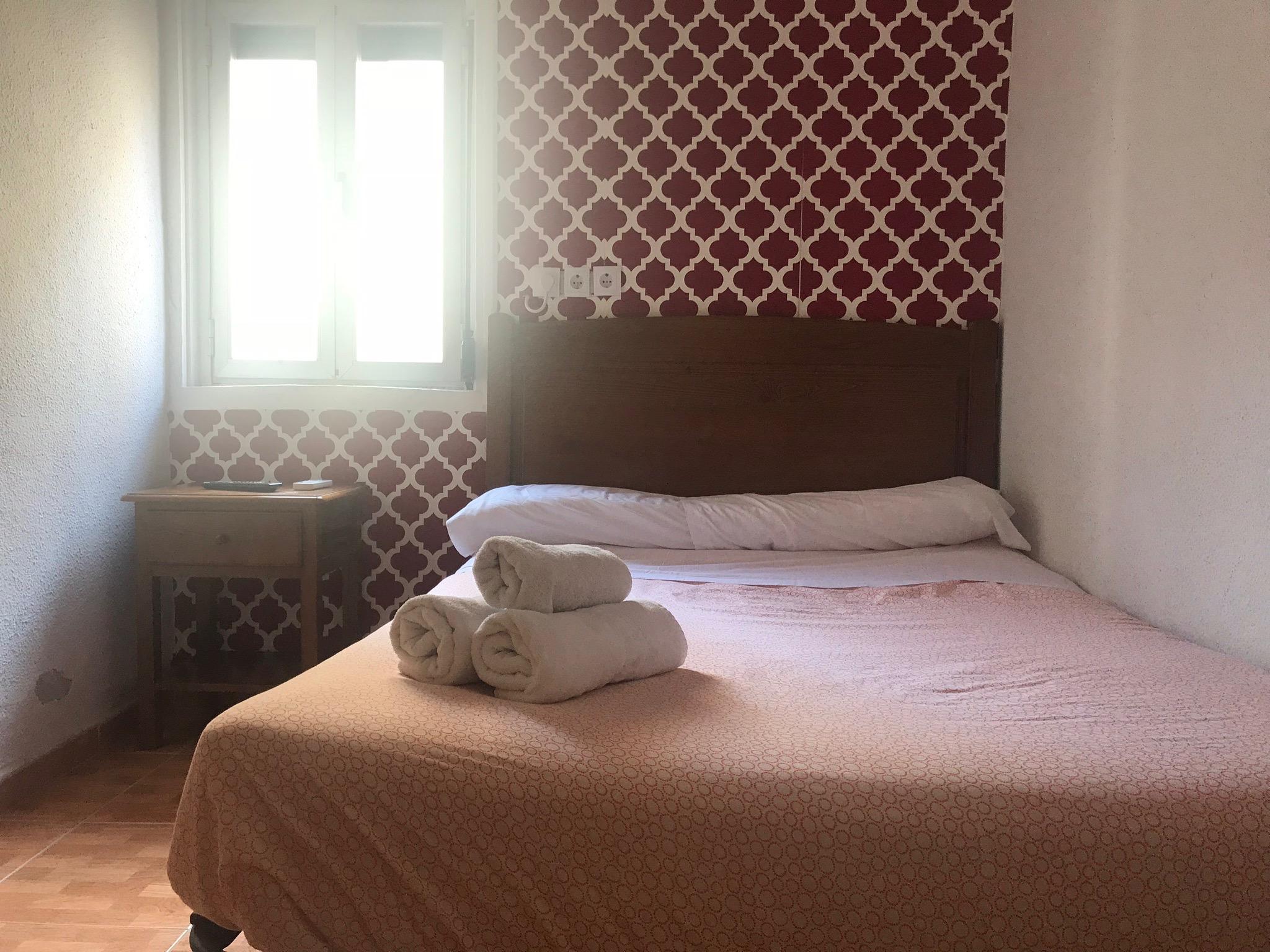 Hostal Los Perales Madrid Exterior foto A guest room at the hotel