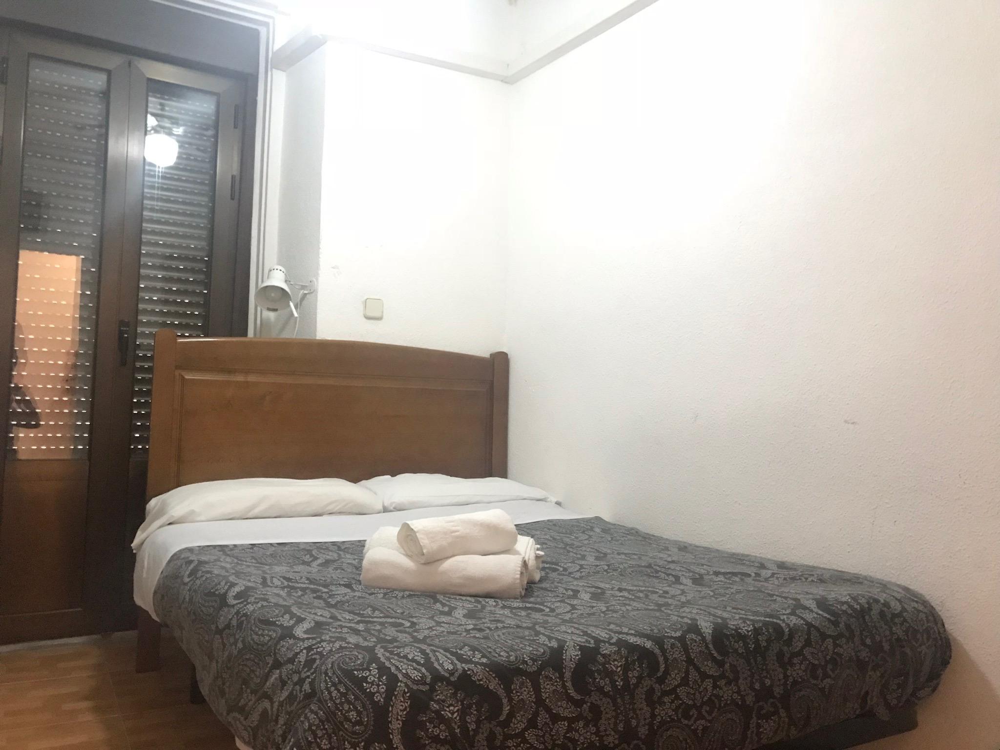Hostal Los Perales Madrid Exterior foto A room at the hotel