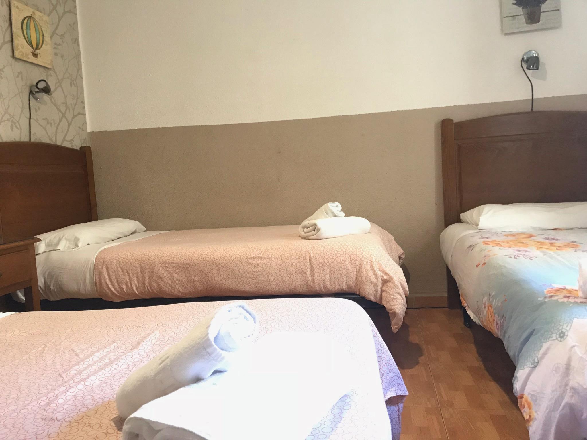 Hostal Los Perales Madrid Exterior foto A room at the hotel