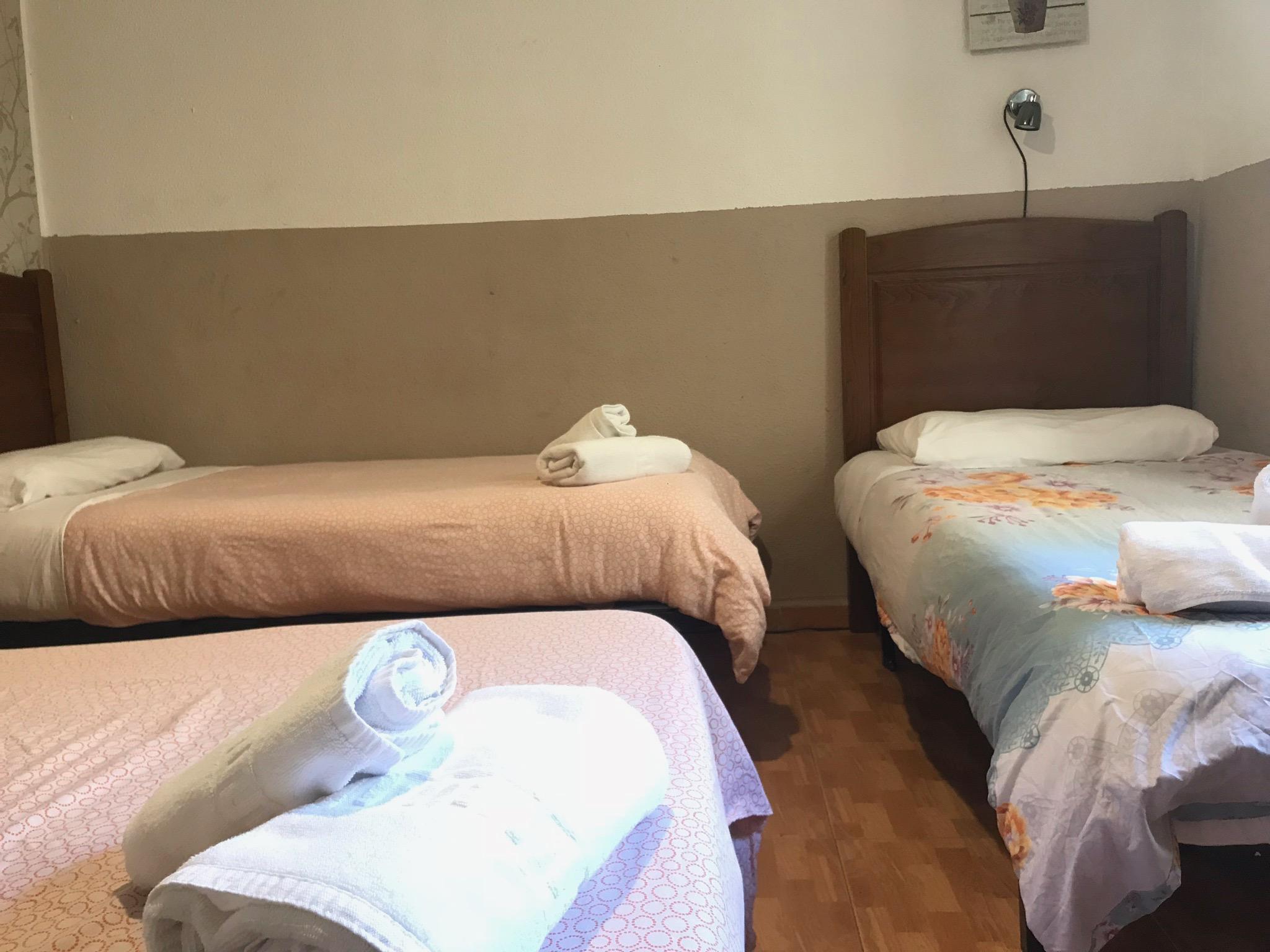 Hostal Los Perales Madrid Exterior foto A room at the hotel