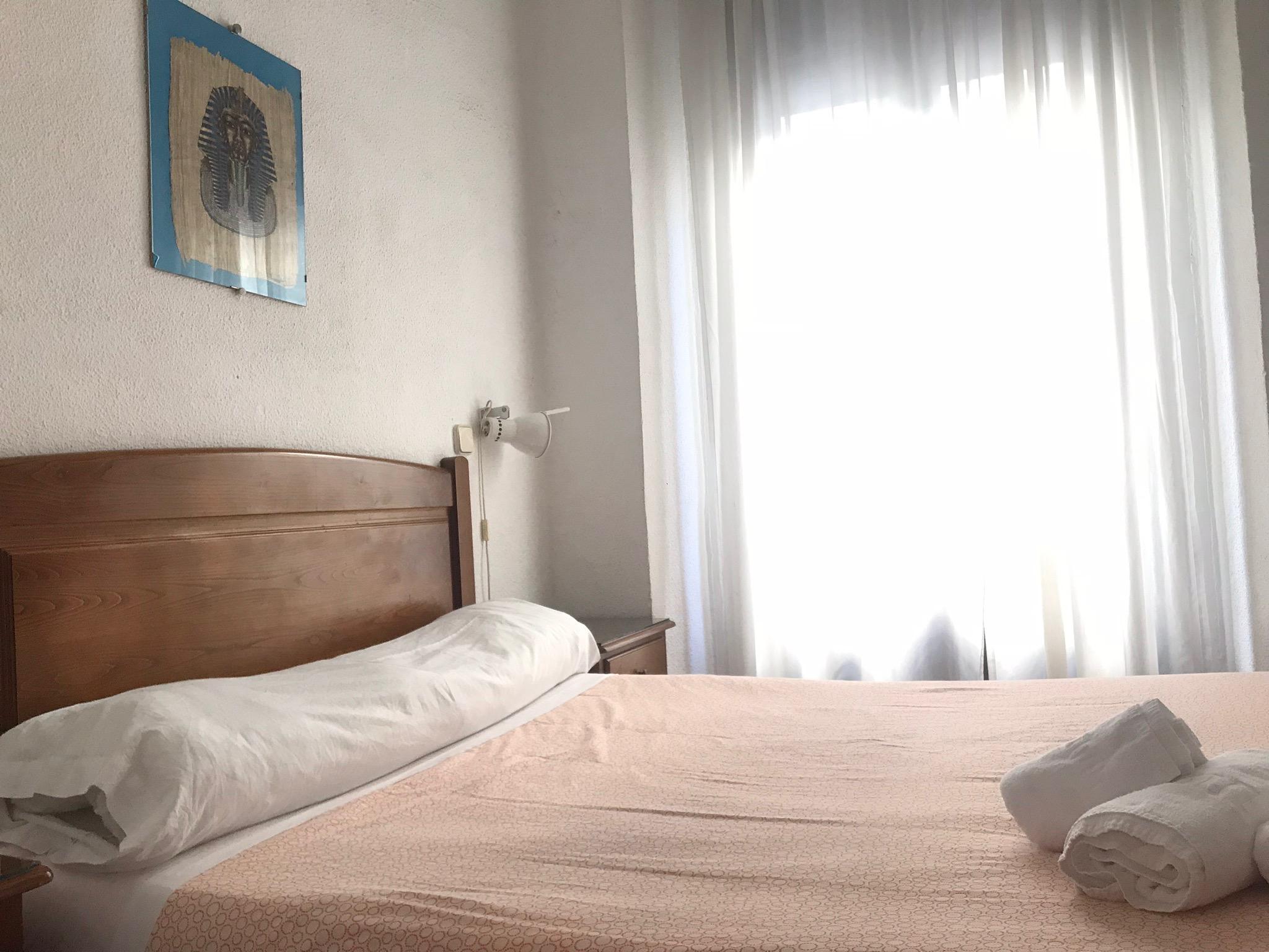 Hostal Los Perales Madrid Exterior foto A bedroom in a hotel