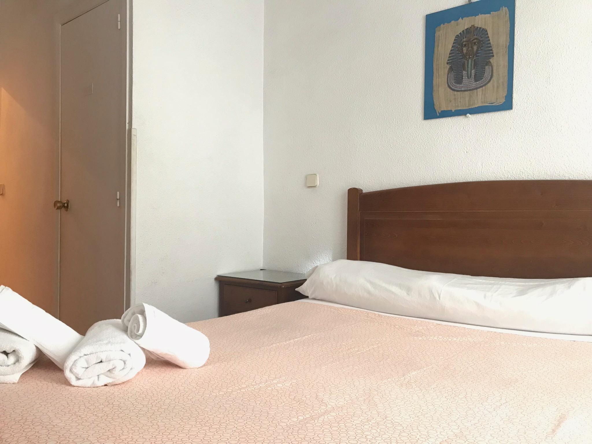 Hostal Los Perales Madrid Exterior foto A bedroom at the hotel