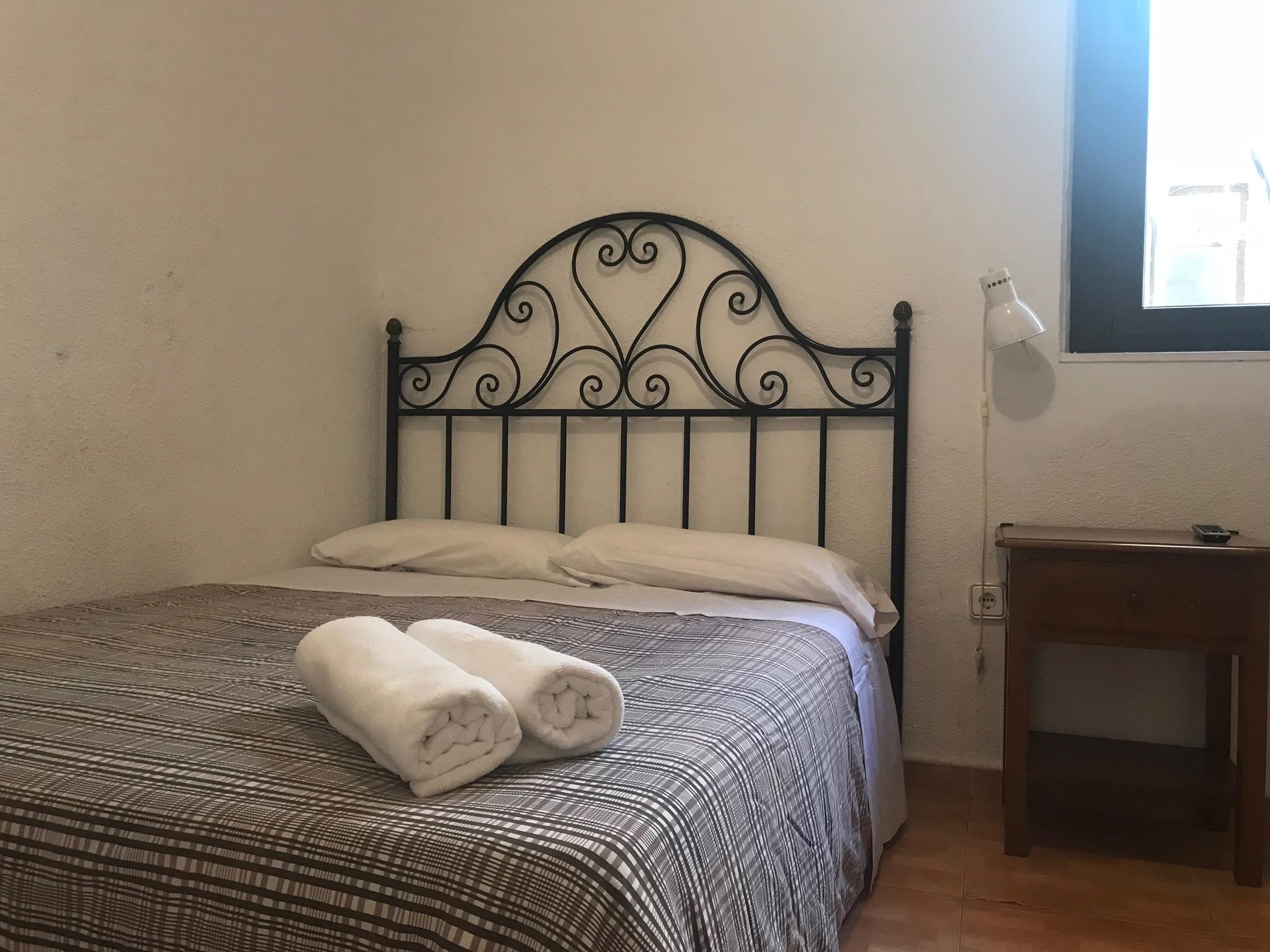 Hostal Los Perales Madrid Exterior foto A guest room at the hotel