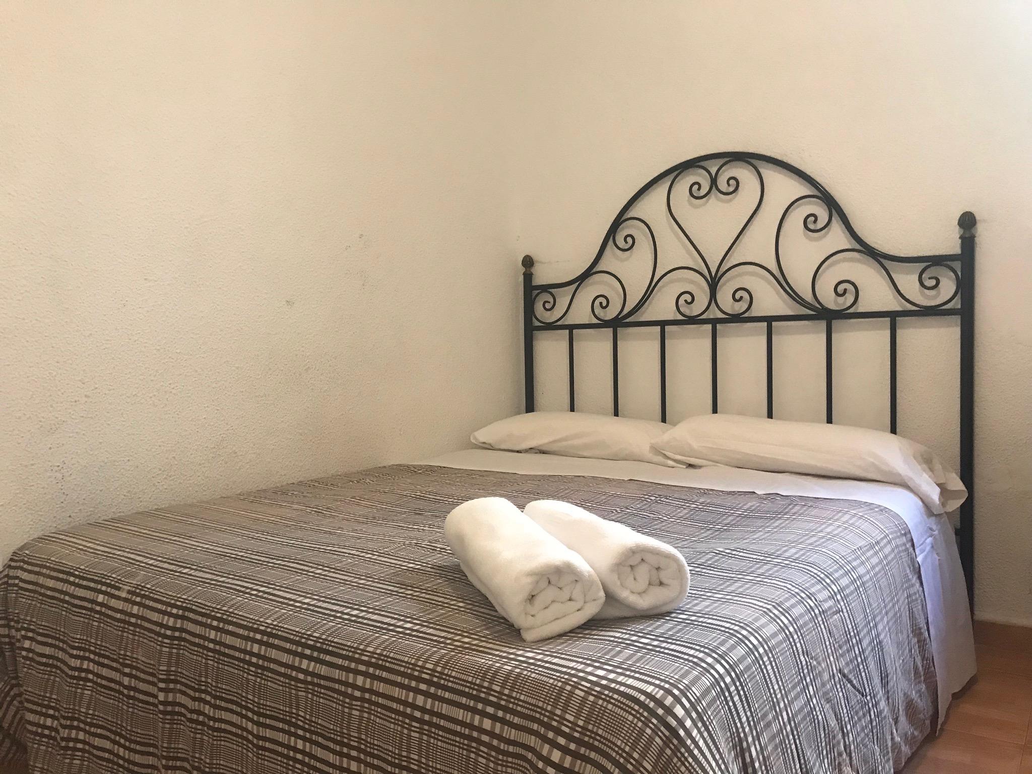 Hostal Los Perales Madrid Exterior foto A bed with a wrought iron headboard