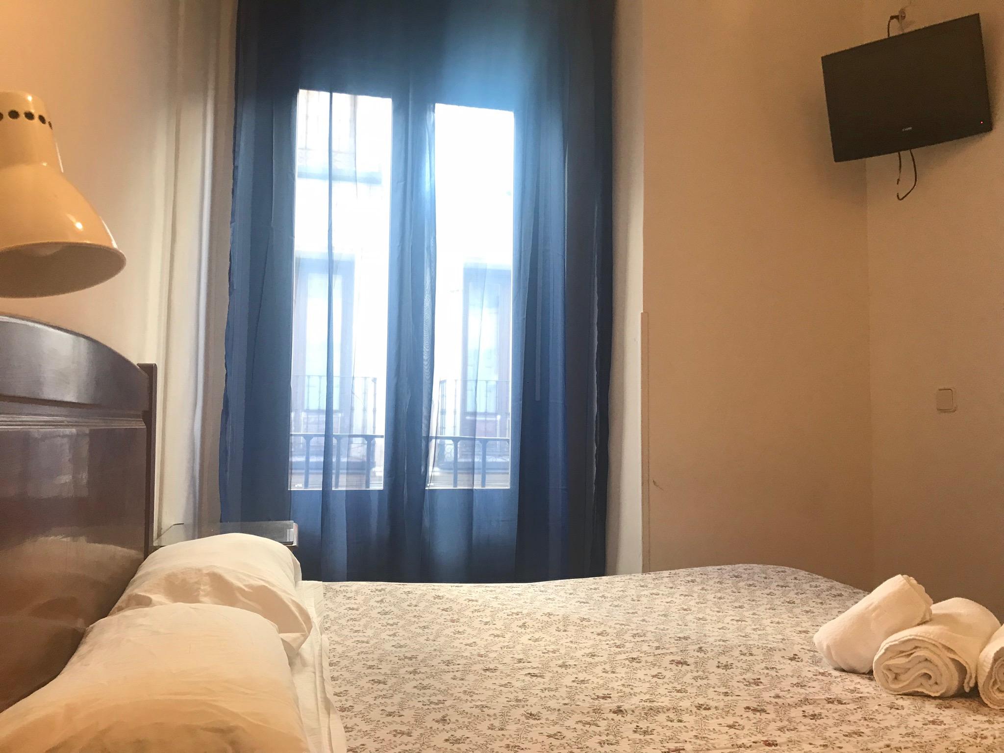 Hostal Los Perales Madrid Exterior foto A room at the hotel