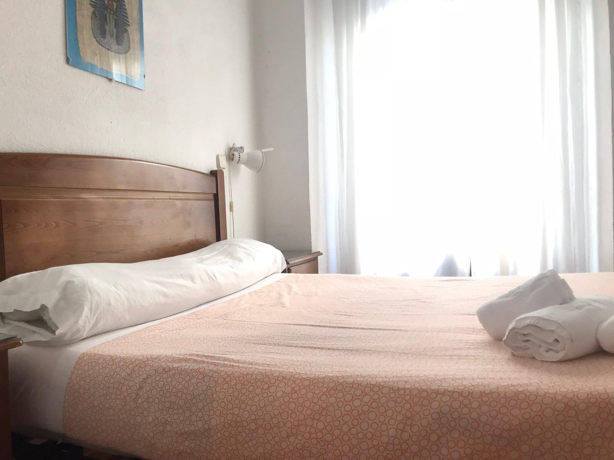 Hostal Los Perales Madrid Exterior foto A bed