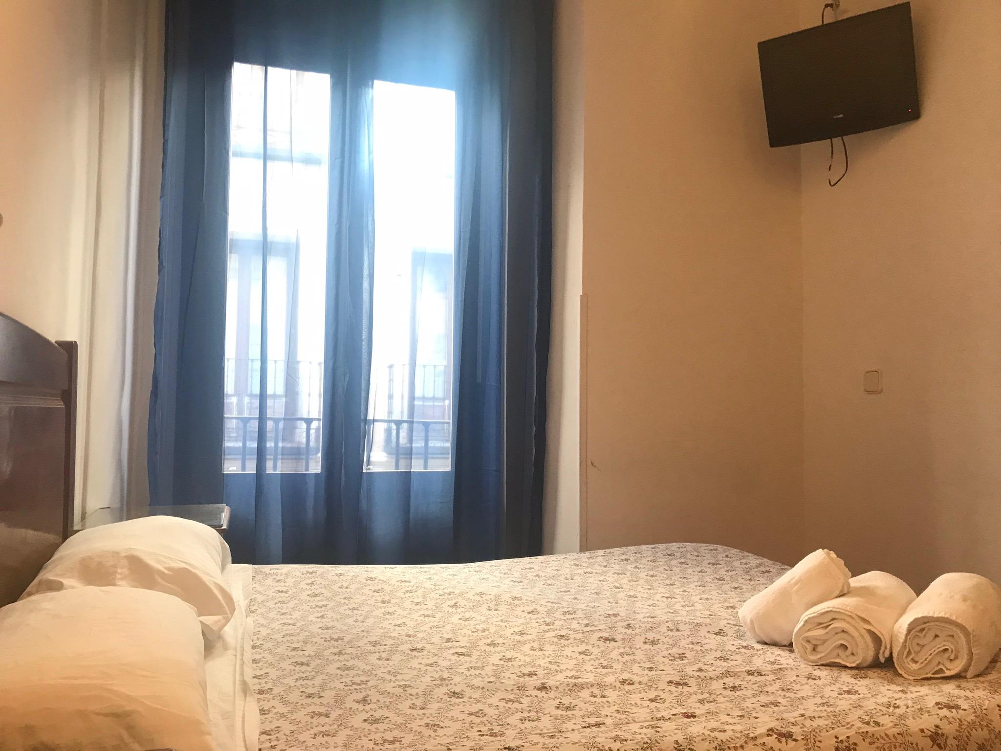 Hostal Los Perales Madrid Exterior foto A room at the hotel