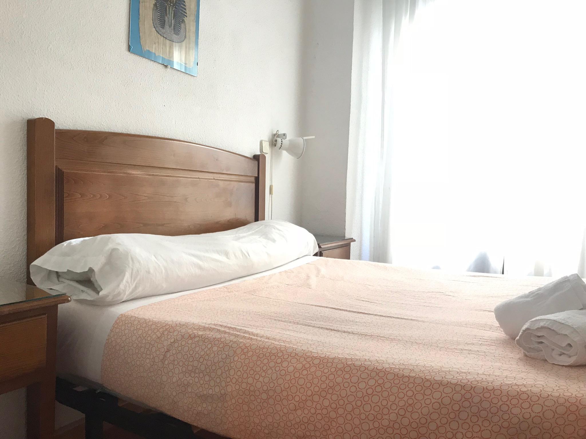 Hostal Los Perales Madrid Exterior foto A bed