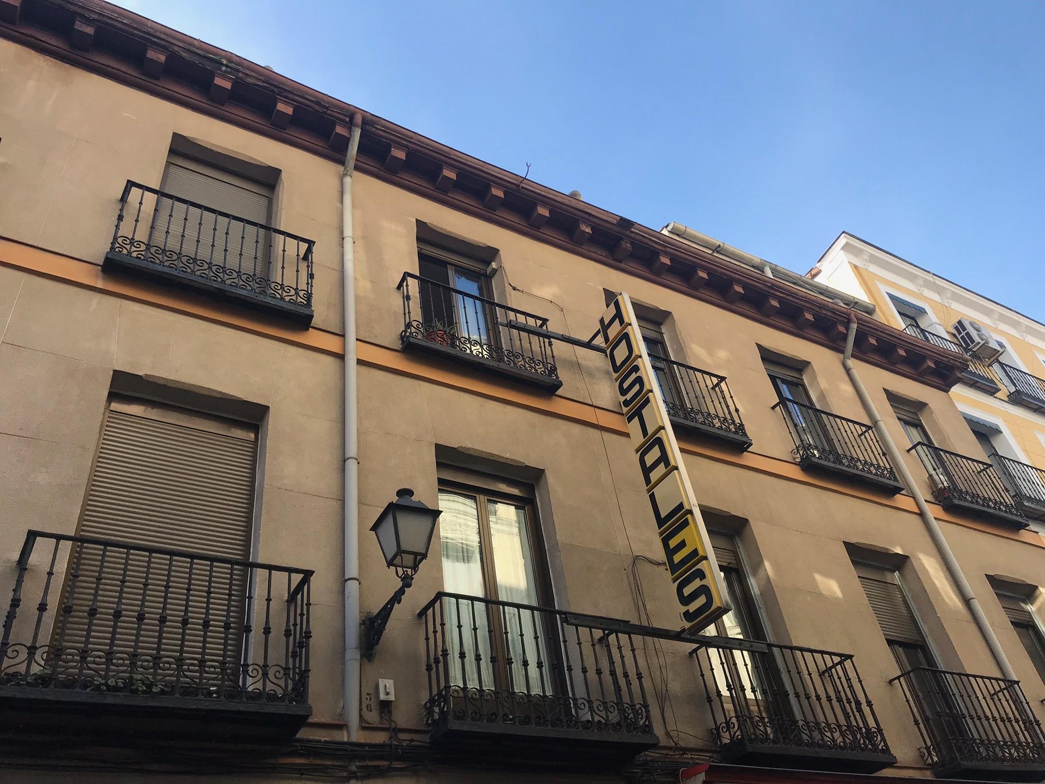 Hostal Los Perales Madrid Exterior foto Headquarters of the party in Madrid