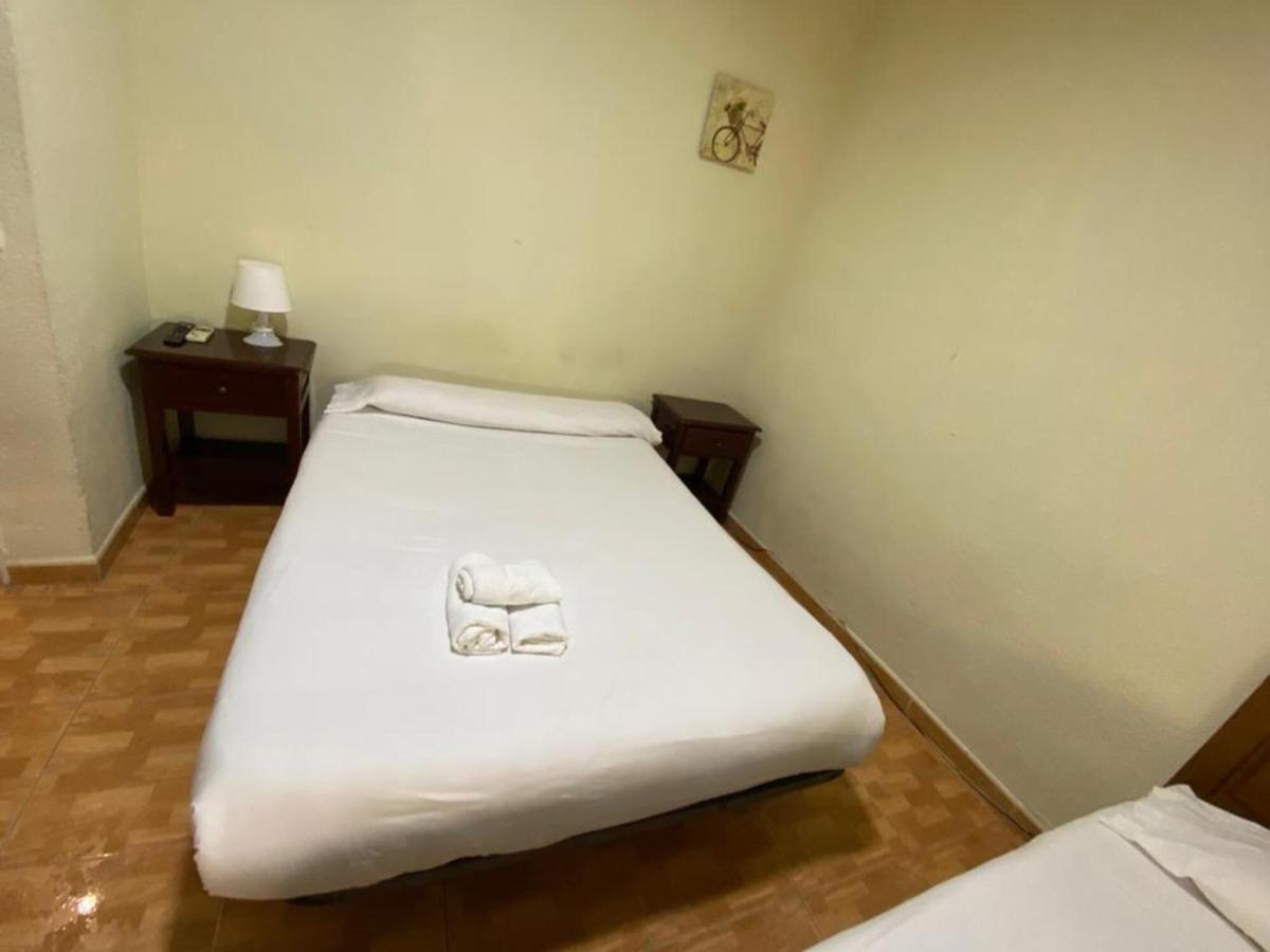 Hostal Los Perales Madrid Exterior foto A single bed