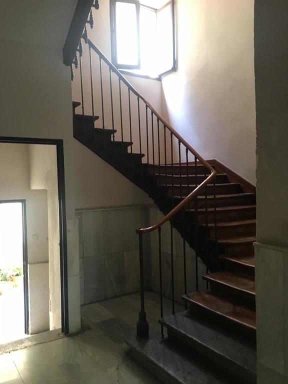 Hostal Los Perales Madrid Exterior foto The staircase of the house