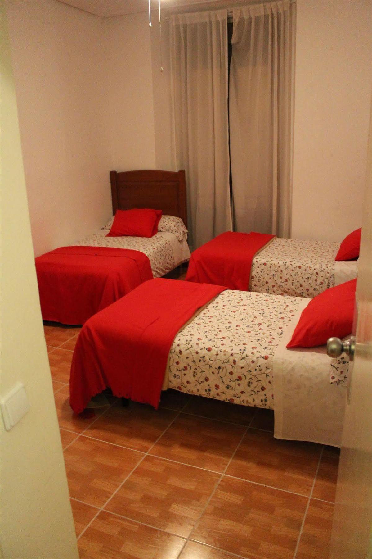 Hostal Los Perales Madrid Exterior foto A room at the hostel