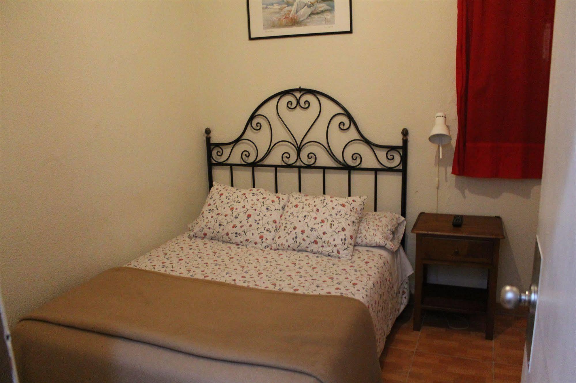 Hostal Los Perales Madrid Exterior foto A typical room at the hostel