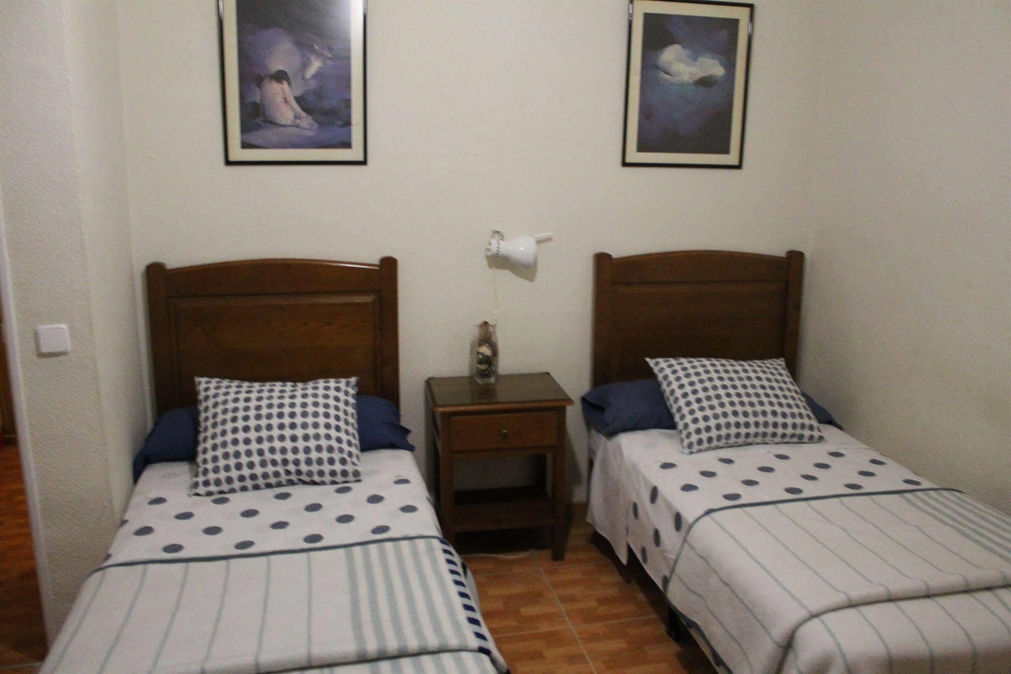 Hostal Los Perales Madrid Exterior foto A bedroom with two single beds