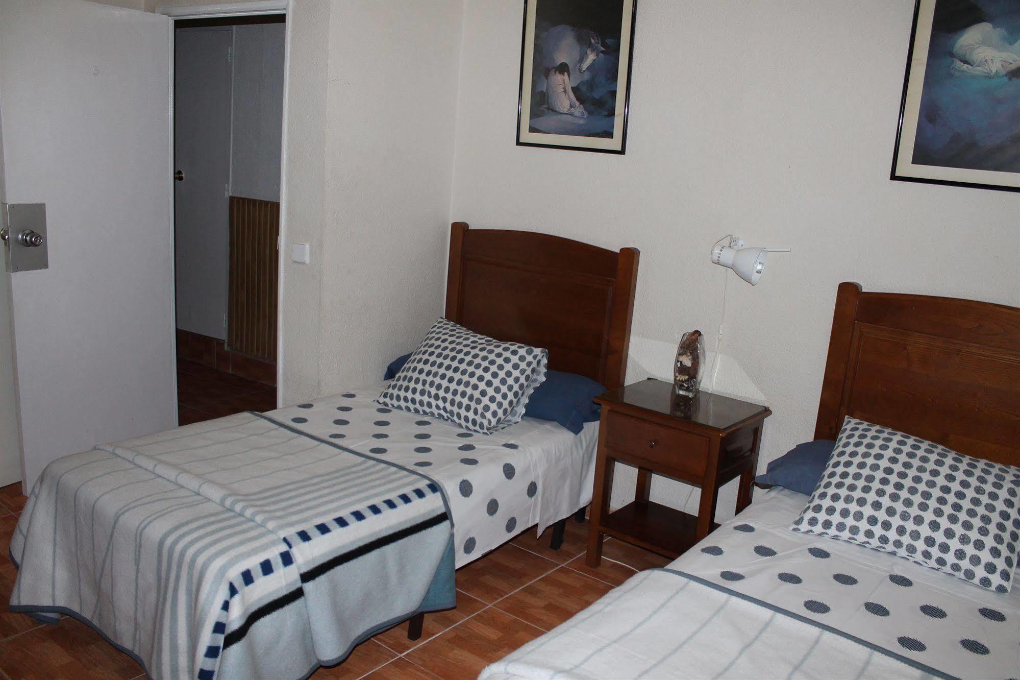 Hostal Los Perales Madrid Exterior foto A typical bedroom