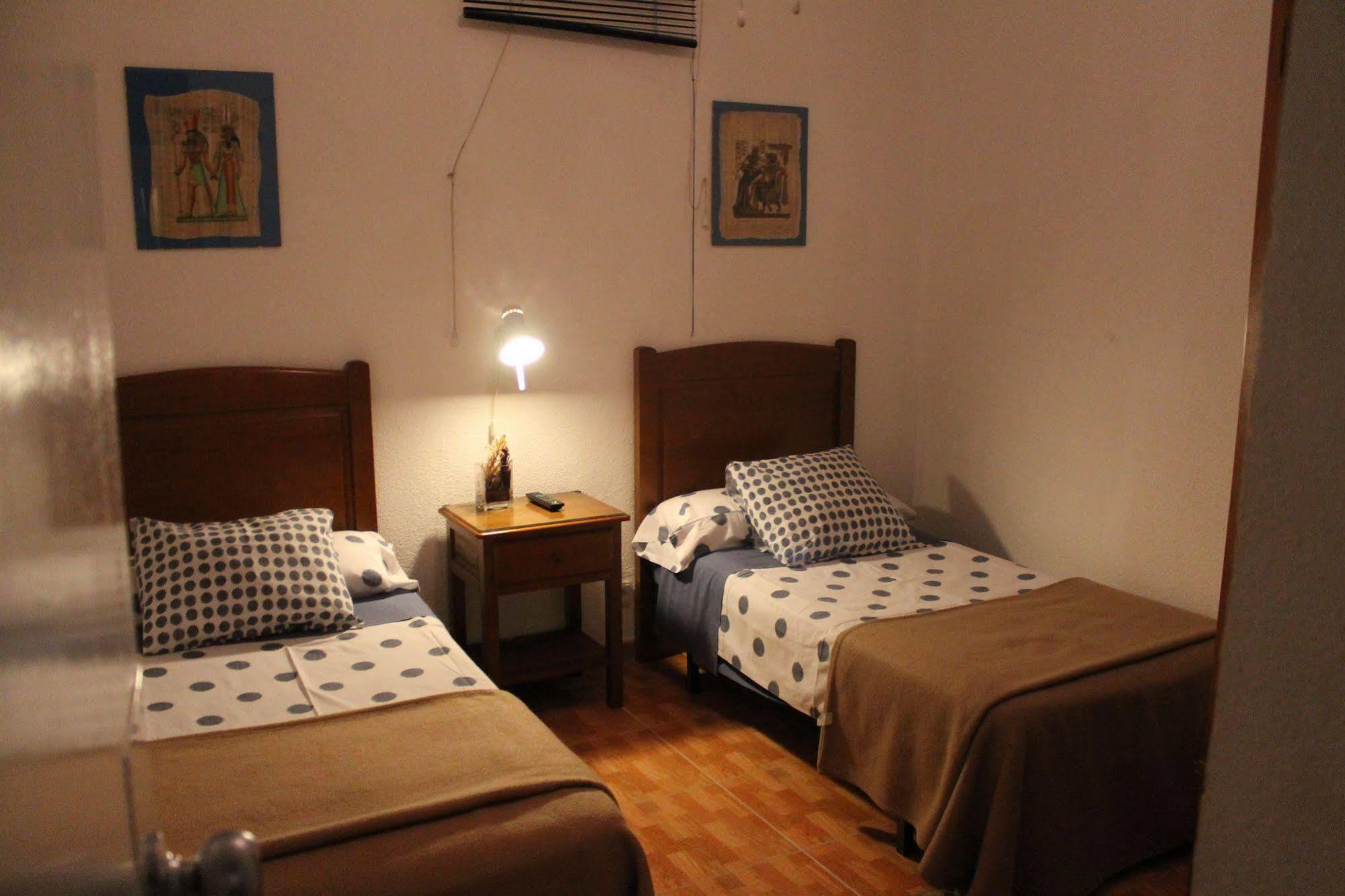 Hostal Los Perales Madrid Exterior foto A room at the hostel