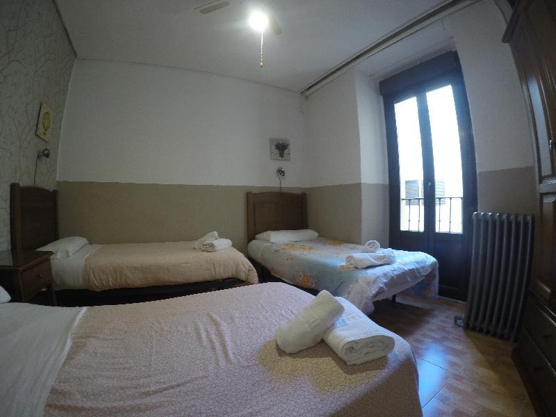 Hostal Los Perales Madrid Exterior foto A room at the hotel